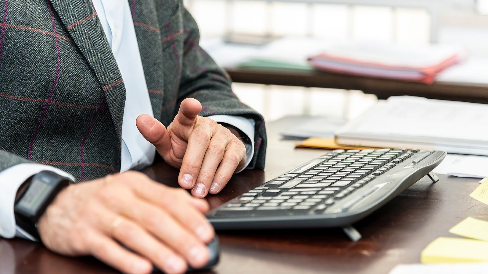 die Hände eines Mitarbeiters des Steuerberatungs-Unternehmens ONEPAU aus Bozen während der Arbeit an der Tastatur